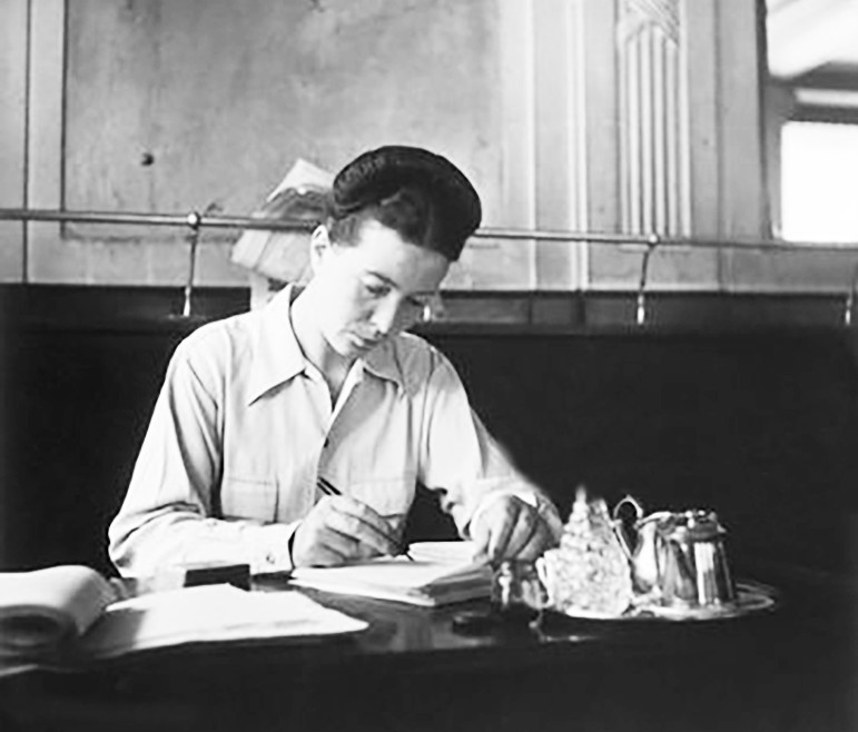 FRANCE - CIRCA 1944:  Paris, Simone De Beauvoir At The Deux Magots, Saint-Germain-Des-Pres  (Photo by Robert DOISNEAU/Gamma-Rapho/Getty Images)