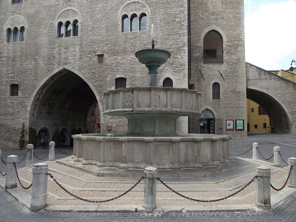 Fabriano, Piazza del Comune, Palazzo del Podestà, 1255