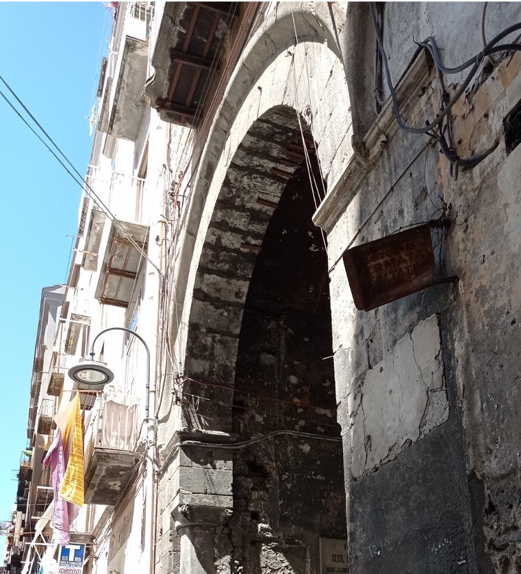 Naples, carrefour entre la platea mediana (aujourd’hui Via Tribunali) et Vico Sedil Capuano avec les vestiges du Sedile Capuanæ de la moitié du XVe siècle (crédit photo : Monica Santangelo)