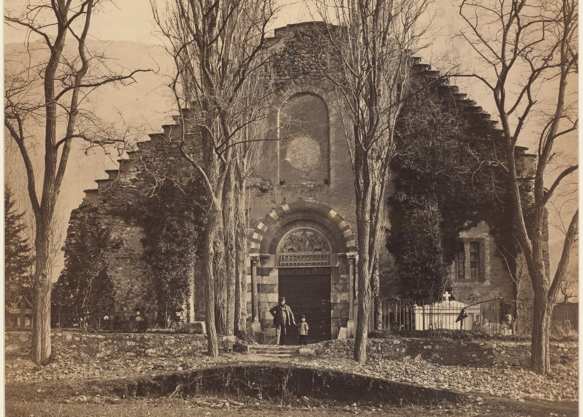 Vizille (Isère), ancien prieuré Notre-Dame, façade en 1865 (photo : Institut catholique de Paris)