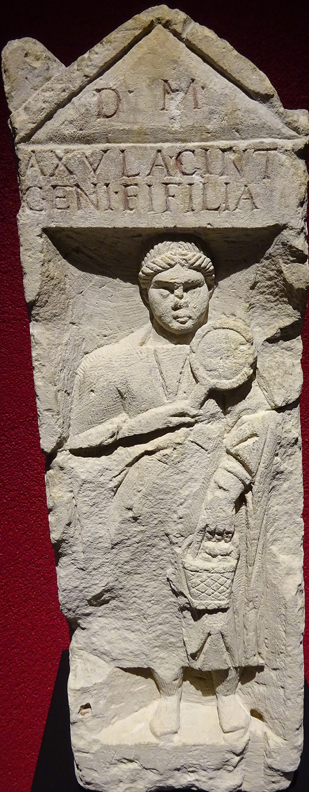Stèle funéraire d'une jeune pérégrine - Musée d'Aquitaine de Bordeaux - Photographie Maéva Comas