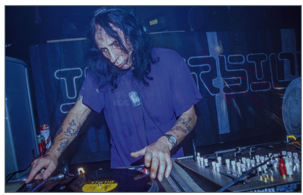 Gordie (Gordon Jarvis), lors d’une squat party à Londres en novembre 2000. 
Crédit photo : Mattko / Matthew Smith